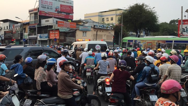 &Ugrave;n tắc tr&ugrave;ng tr&ugrave;ng, lớp lớp những ng&agrave;y cận Tết - Ảnh 8.