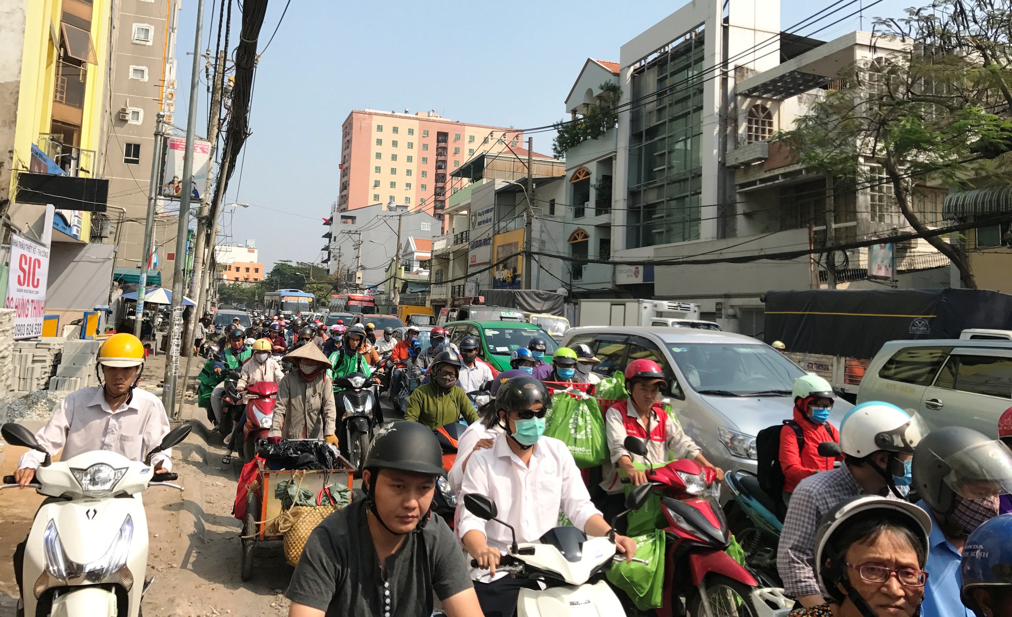 &Ugrave;n tắc tr&ugrave;ng tr&ugrave;ng, lớp lớp những ng&agrave;y cận Tết - Ảnh 5.