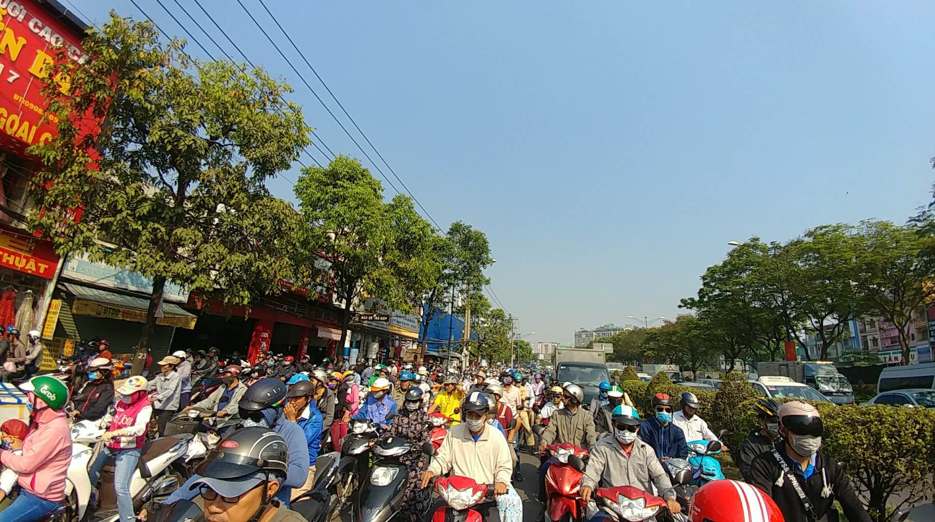 &Ugrave;n tắc tr&ugrave;ng tr&ugrave;ng, lớp lớp những ng&agrave;y cận Tết - Ảnh 6.