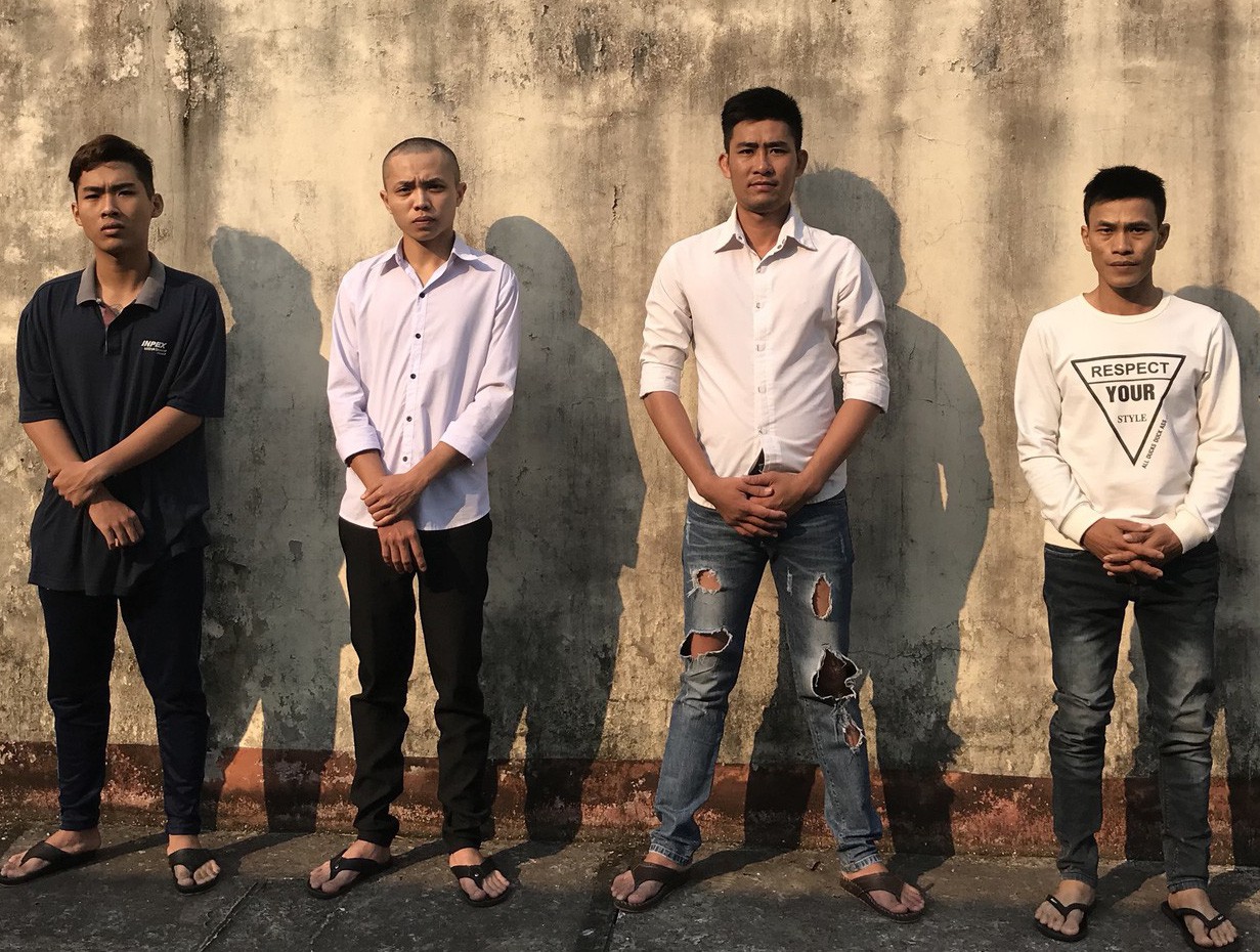 Bắt nh&oacute;m đ&ograve;i tiền bảo k&ecirc; người b&aacute;n h&agrave;ng rong ở Ph&uacute; Quốc - Ảnh 1.