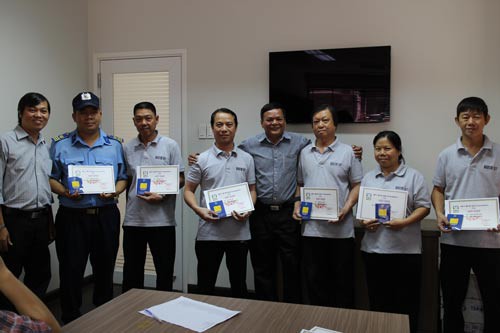 Tặng phần thưởng vàng cho nhân viên