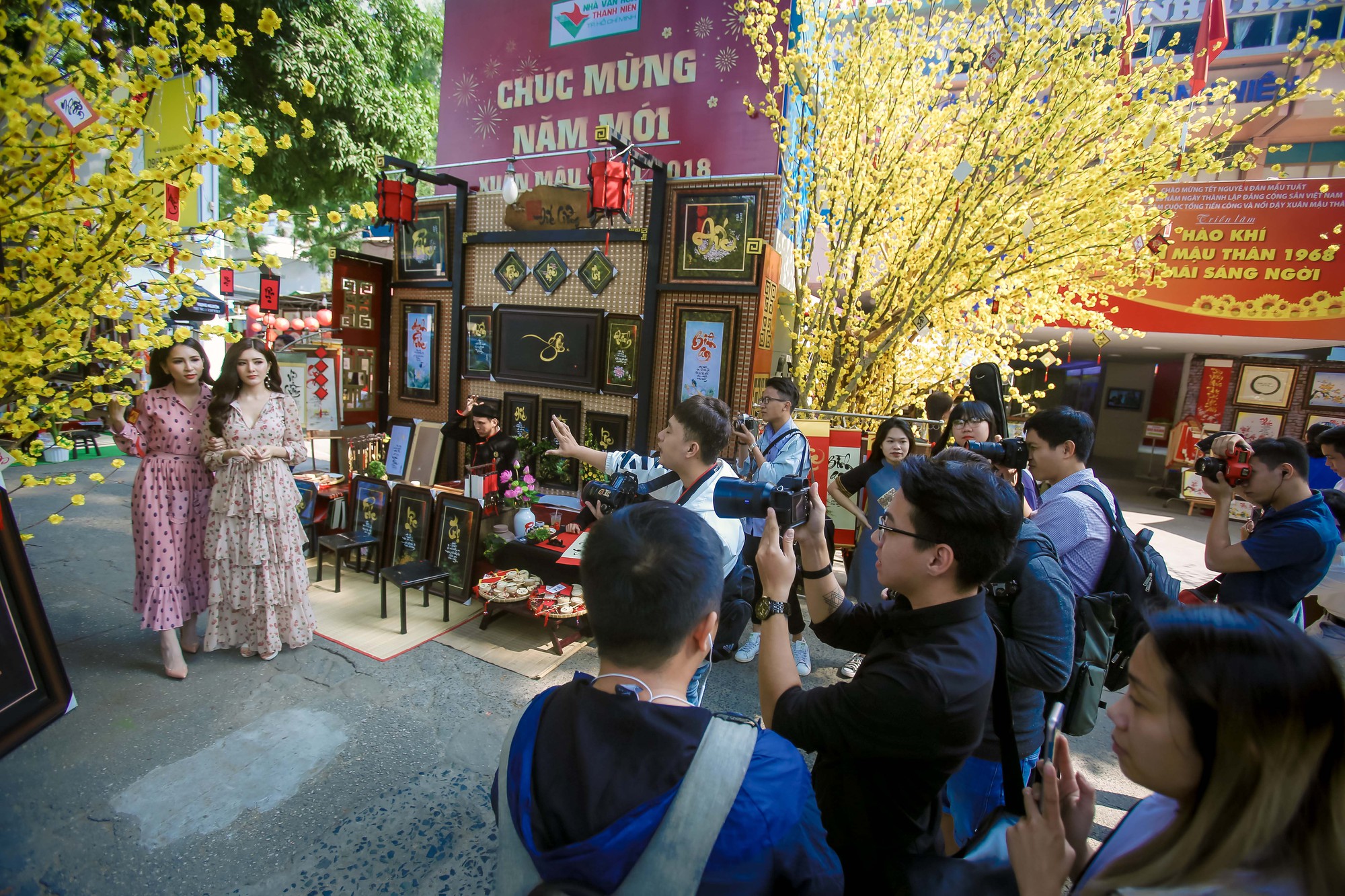 G&aacute;i xinh đến phố &Ocirc;ng Đồ xin ... chụp v&agrave;i kiểu ảnh - Ảnh 7.