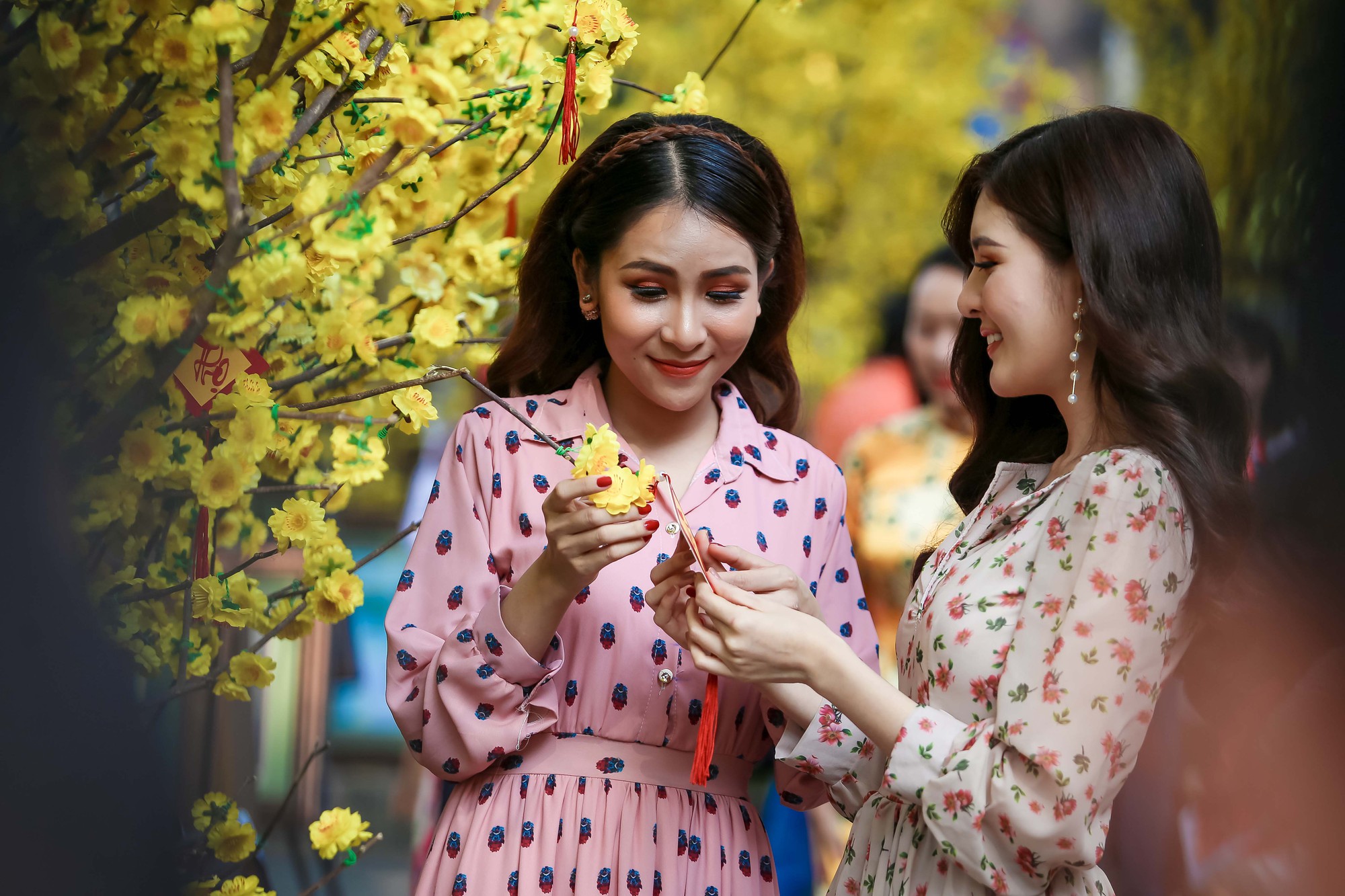 G&aacute;i xinh đến phố &Ocirc;ng Đồ xin ... chụp v&agrave;i kiểu ảnh - Ảnh 4.
