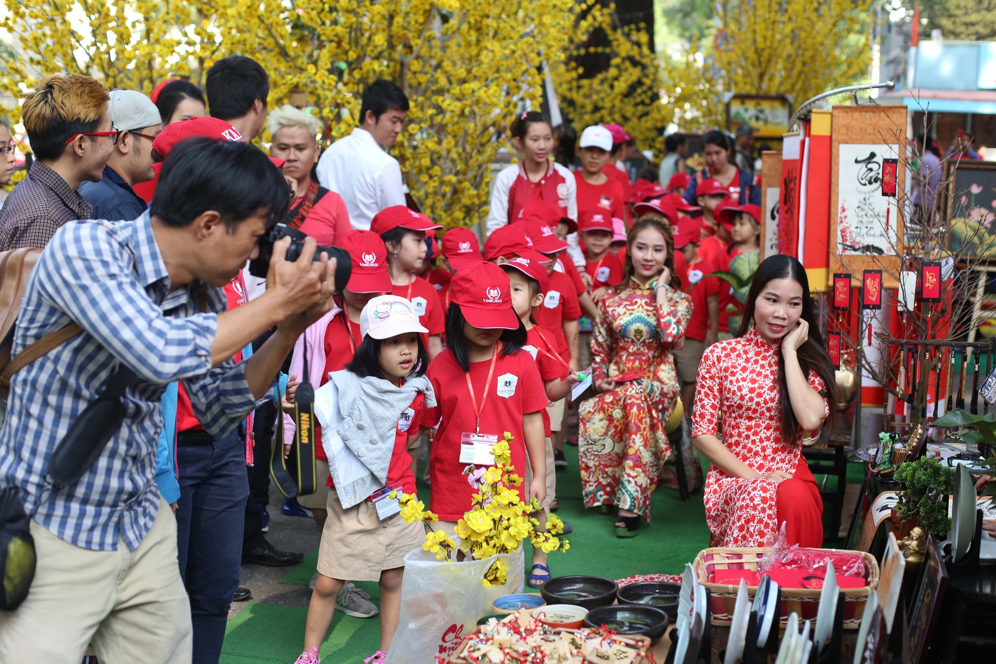 G&aacute;i xinh đến phố &Ocirc;ng Đồ xin ... chụp v&agrave;i kiểu ảnh - Ảnh 6.