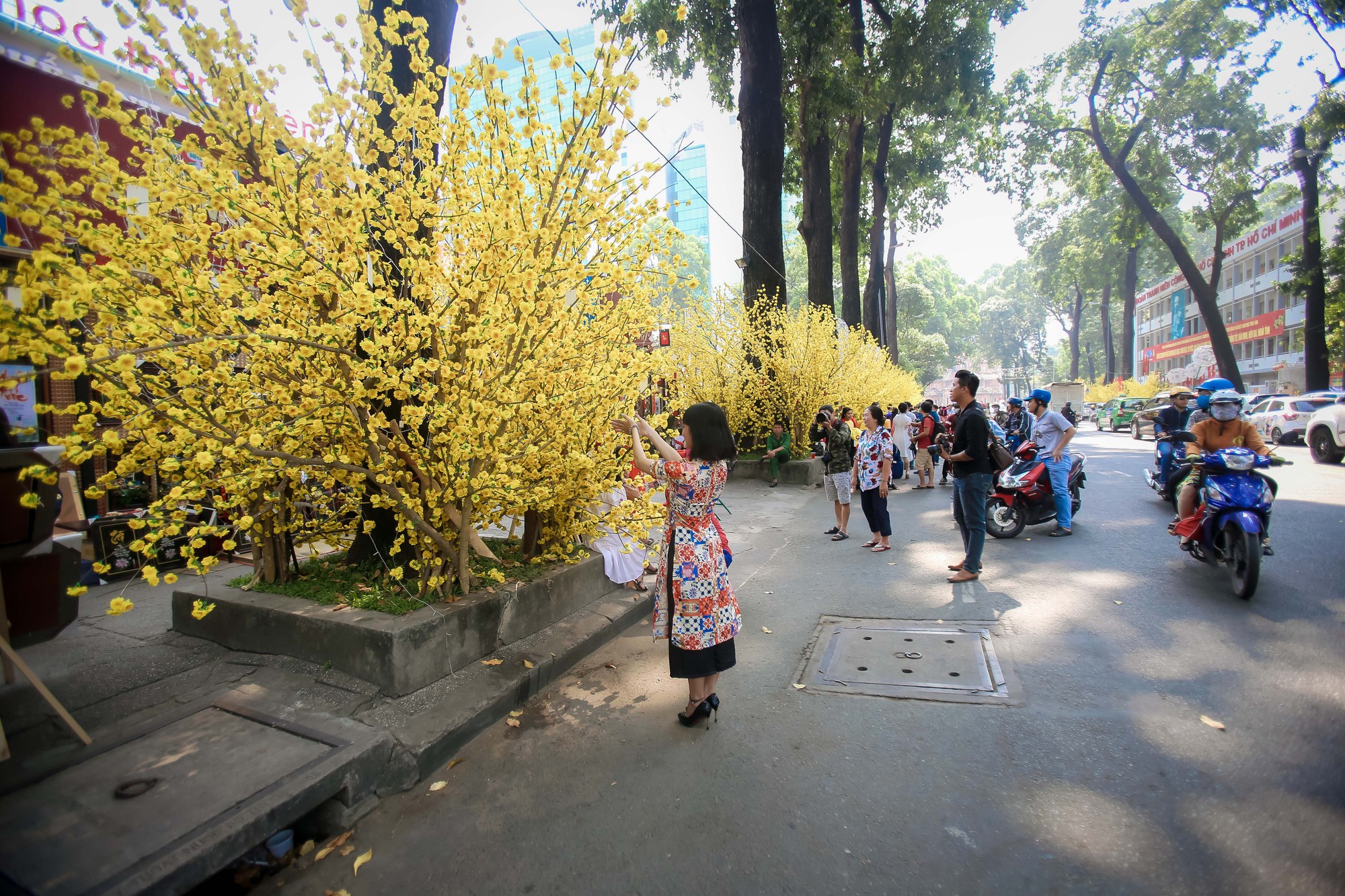 G&aacute;i xinh đến phố &Ocirc;ng Đồ xin ... chụp v&agrave;i kiểu ảnh - Ảnh 10.
