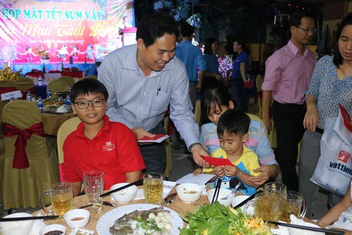 Tết sum vầy cho CNVC-LĐ nghèo - Ảnh 3.