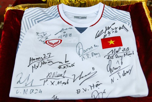 &Aacute;o đấu, quả b&oacute;ng U23 Việt Nam tặng Thủ tướng c&oacute; gi&aacute; khởi điểm 2 tỉ đồng - Ảnh 2.