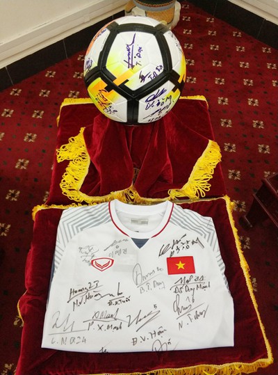 &Aacute;o đấu, quả b&oacute;ng U23 Việt Nam tặng Thủ tướng c&oacute; gi&aacute; khởi điểm 2 tỉ đồng - Ảnh 3.
