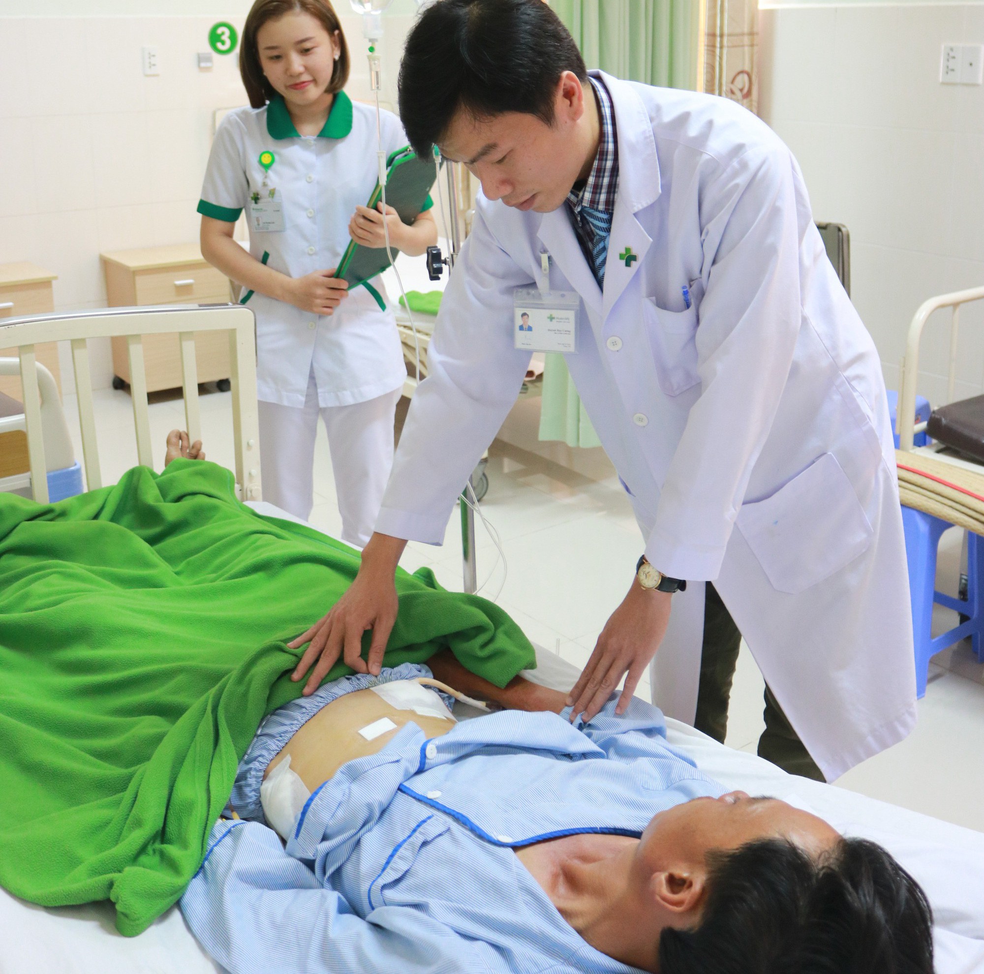 Bệnh nhân suýt chết do đũa ăn cơm đâm thủng ruột non