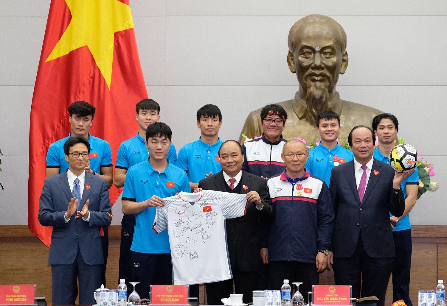 Áo đấu, quả bóng U23 Việt Nam tặng Thủ tướng có giá khởi điểm 2 tỉ đồng