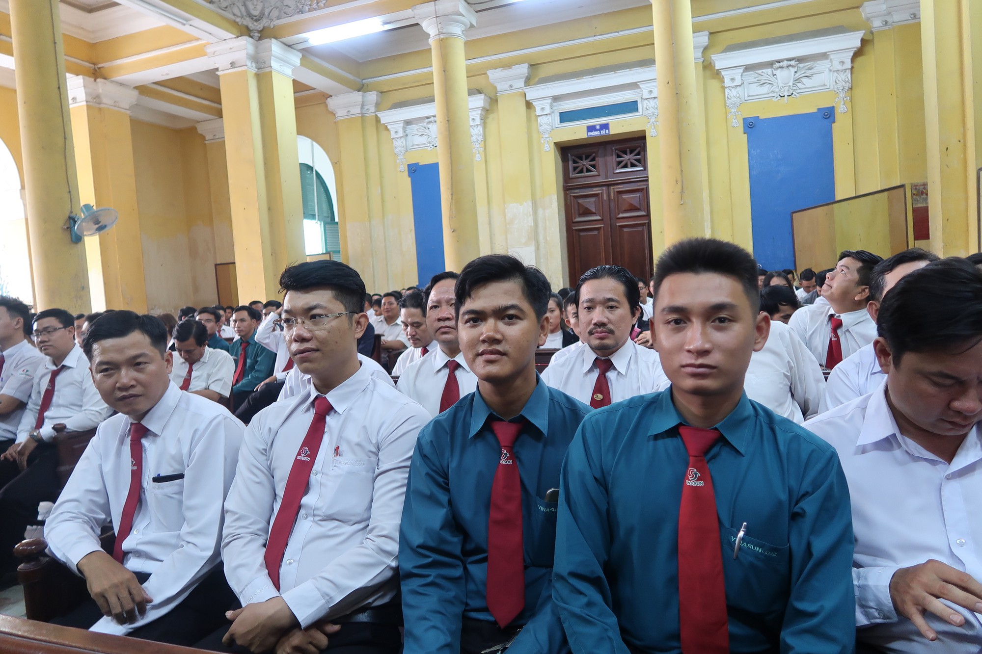 H&agrave;ng trăm t&agrave;i xế đến t&ograve;a ủng hộ Vinasun kiện Grab Taxi - Ảnh 3.