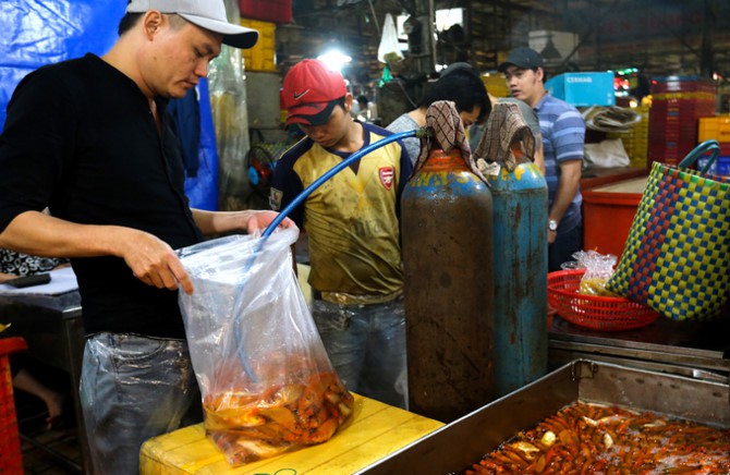Nhộn nhịp mua c&aacute; ch&eacute;p l&uacute;c nửa đ&ecirc;m ở chợ lớn nhất S&agrave;i G&ograve;n - Ảnh 8.