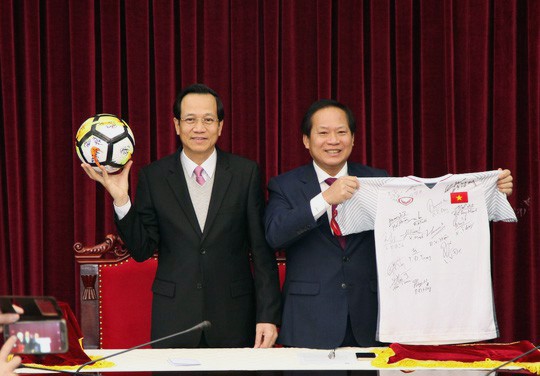 &Aacute;o đấu, quả b&oacute;ng U23 Việt Nam tặng Thủ tướng c&oacute; gi&aacute; khởi điểm 2 tỉ đồng - Ảnh 4.