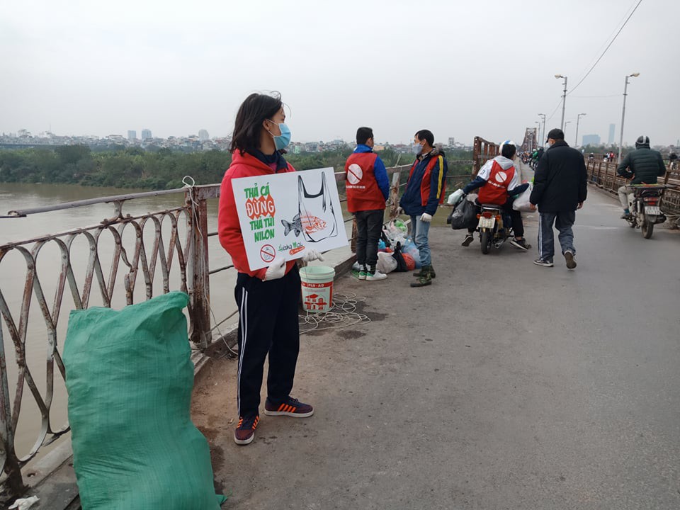 Bất ngờ với cảnh sạch r&aacute;c khi tiễn &ocirc;ng T&aacute;o về trời của người H&agrave; Nội - Ảnh 3.