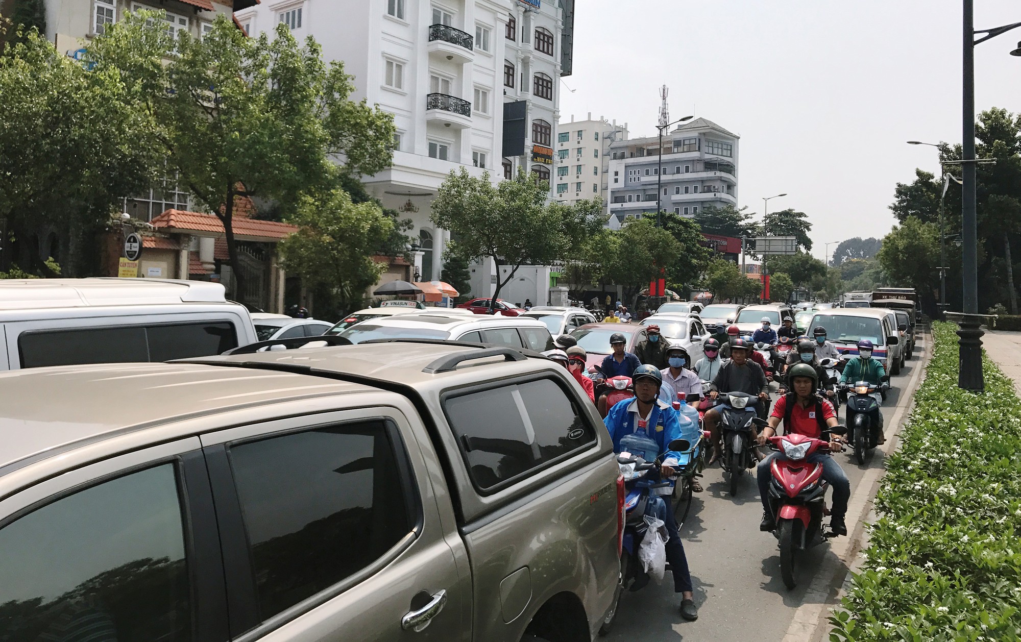 Cửa ngõ sân bay Tân Sơn Nhất hỗn loạn trưa 23 Tết - Ảnh 10.