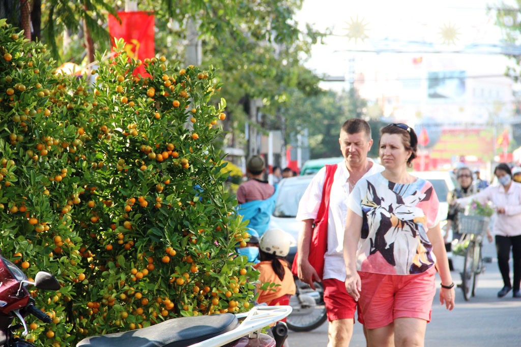 Khách nước ngoài đổ về Nha Trang đón Tết
