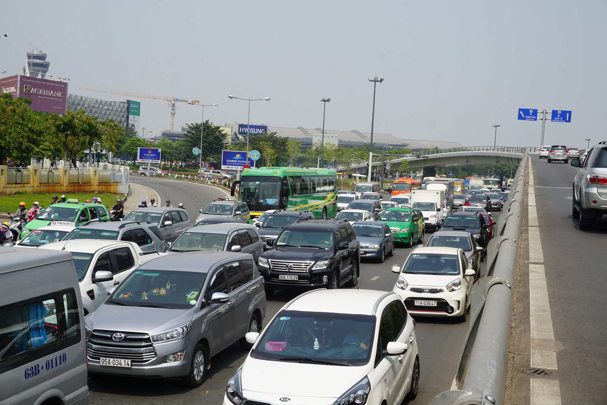 Cửa ngõ sân bay Tân Sơn Nhất hỗn loạn trưa 23 Tết - Ảnh 1.
