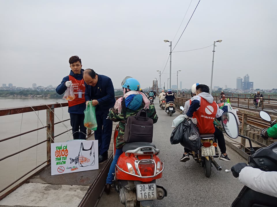 Bất ngờ với cảnh sạch r&aacute;c khi tiễn &ocirc;ng T&aacute;o về trời của người H&agrave; Nội - Ảnh 4.