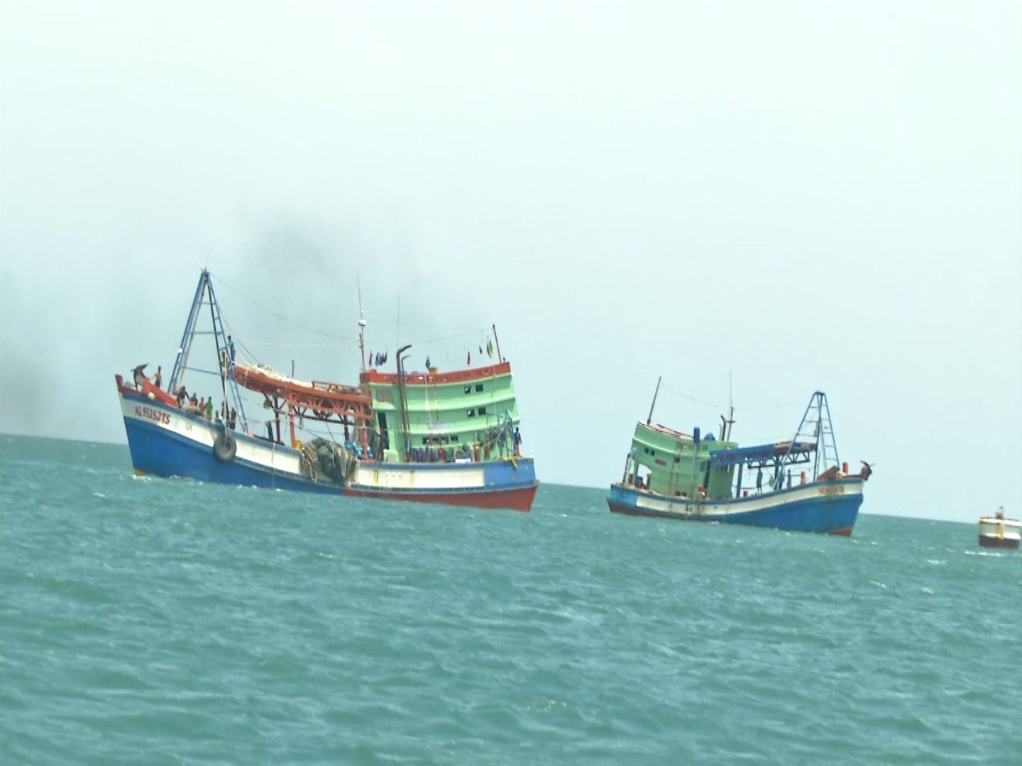 Lật thuyền đánh cá, 2 ngư dân mất tích trên biển