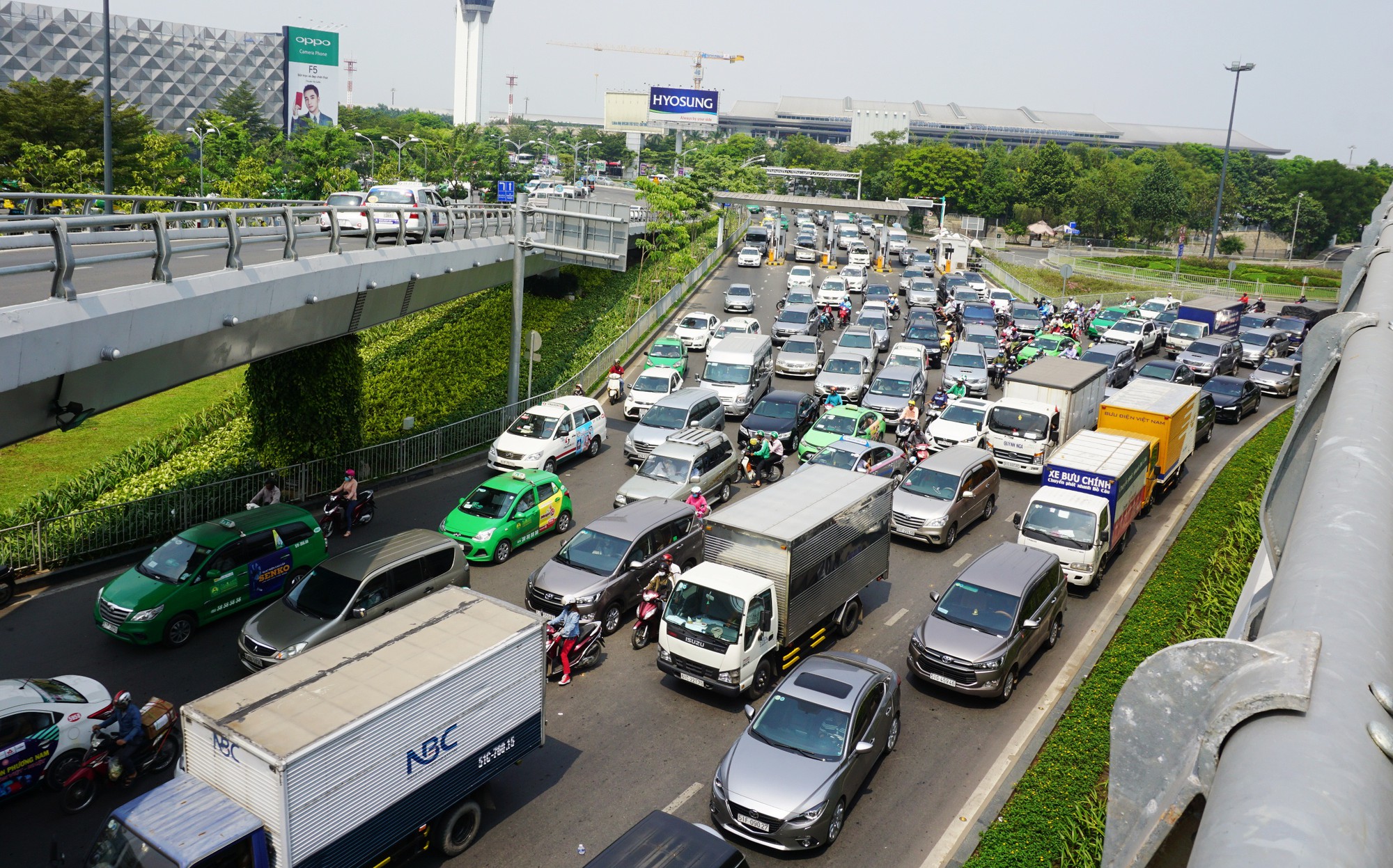 Cửa ngõ sân bay Tân Sơn Nhất hỗn loạn trưa 23 Tết - Ảnh 6.