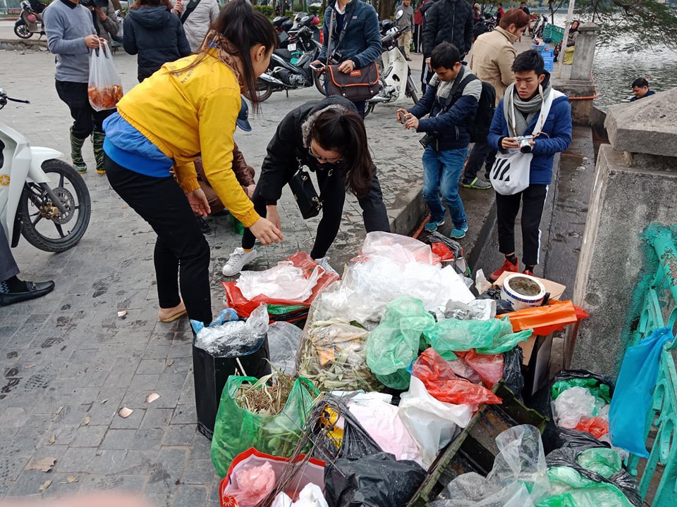Bất ngờ với cảnh "sạch rác" khi tiễn ông Táo về trời của người Hà Nội