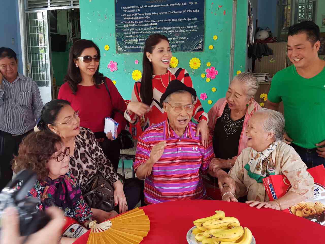 NSND Lý Huỳnh rơi nước mắt gặp lại người xưa