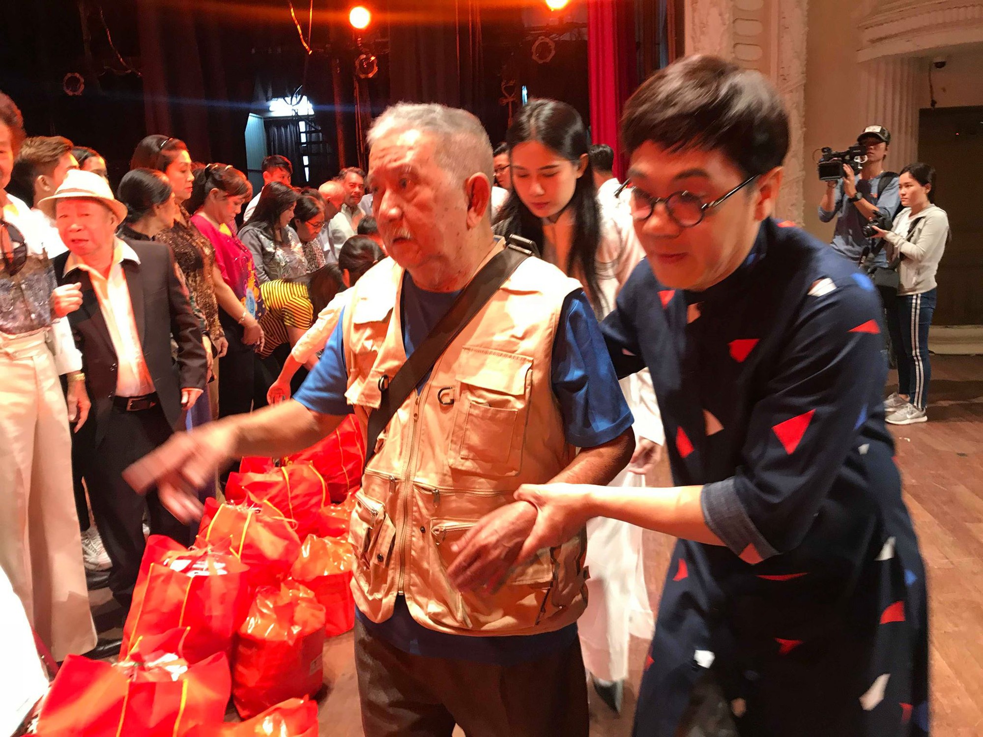 NSND Lý Huỳnh rơi nước mắt gặp lại người xưa - Ảnh 3.