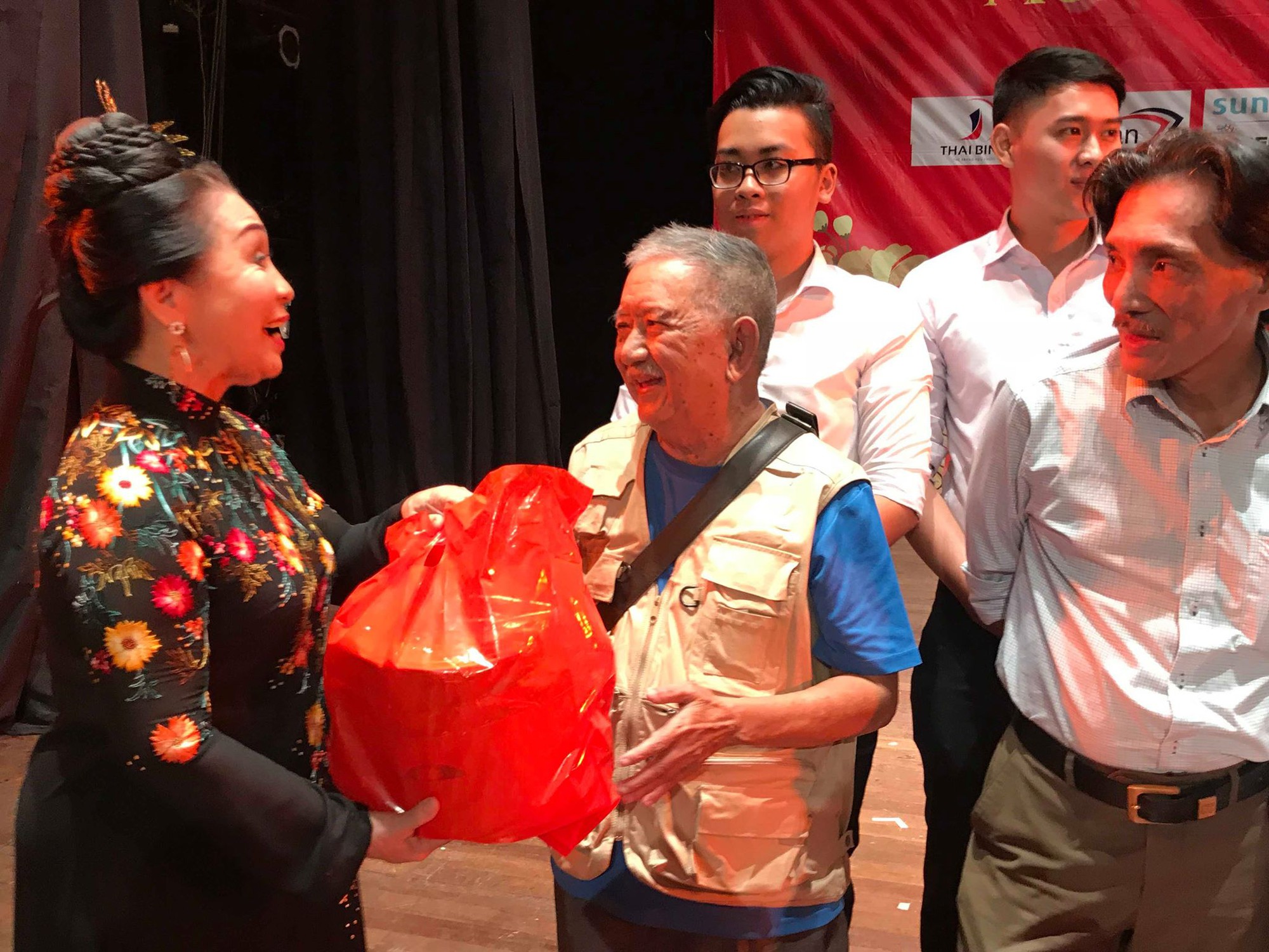 NSND Lý Huỳnh rơi nước mắt gặp lại người xưa - Ảnh 7.