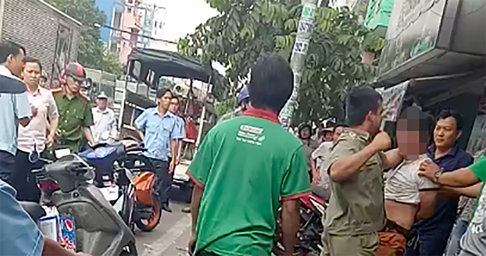 Bảo vệ dân phố đánh người kinh doanh trên vỉa hè?