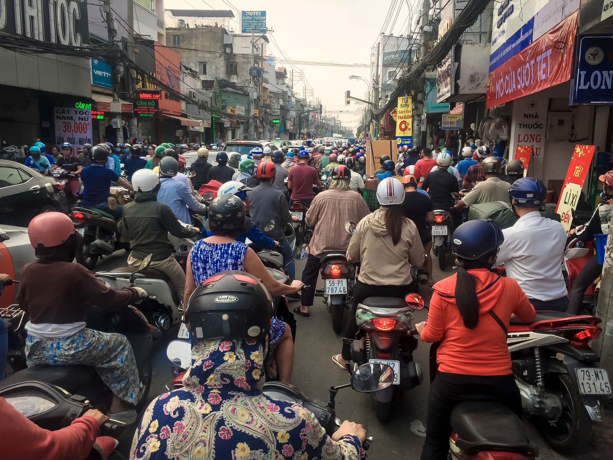 TP HCM: Ùn tắc kinh hoàng, biển người chôn chân ngày đưa ông Táo - Ảnh 2.
