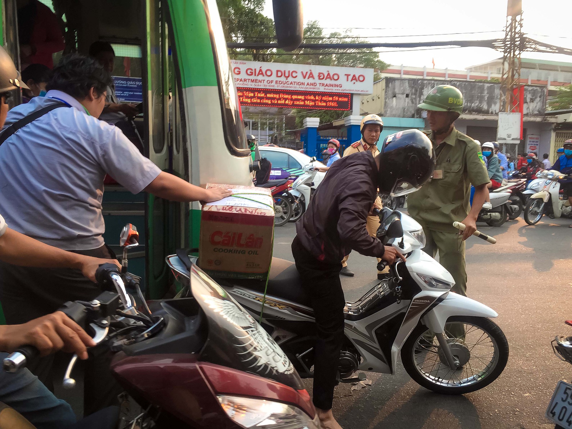 TP HCM: Ùn tắc kinh hoàng, biển người chôn chân ngày đưa ông Táo - Ảnh 3.