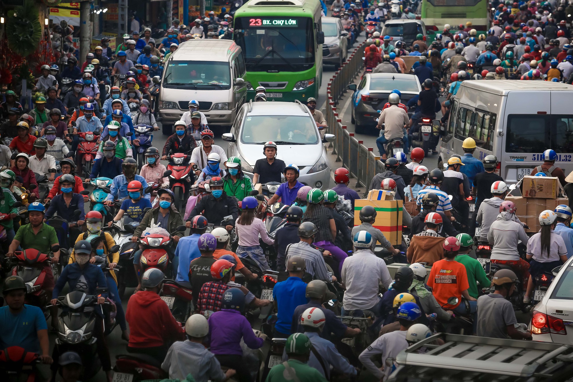 TP HCM: Ùn tắc kinh hoàng, biển người chôn chân ngày đưa ông Táo - Ảnh 9.
