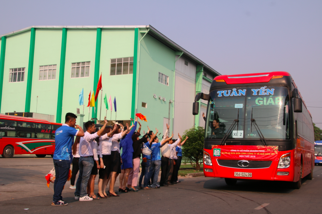 Ấm áp những chuyến xe đưa công nhân về quê đón Tết - Ảnh 12.