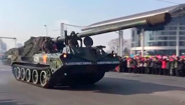 Lạ lùng Triều Tiên lặng lẽ diễu binh - Ảnh 4.