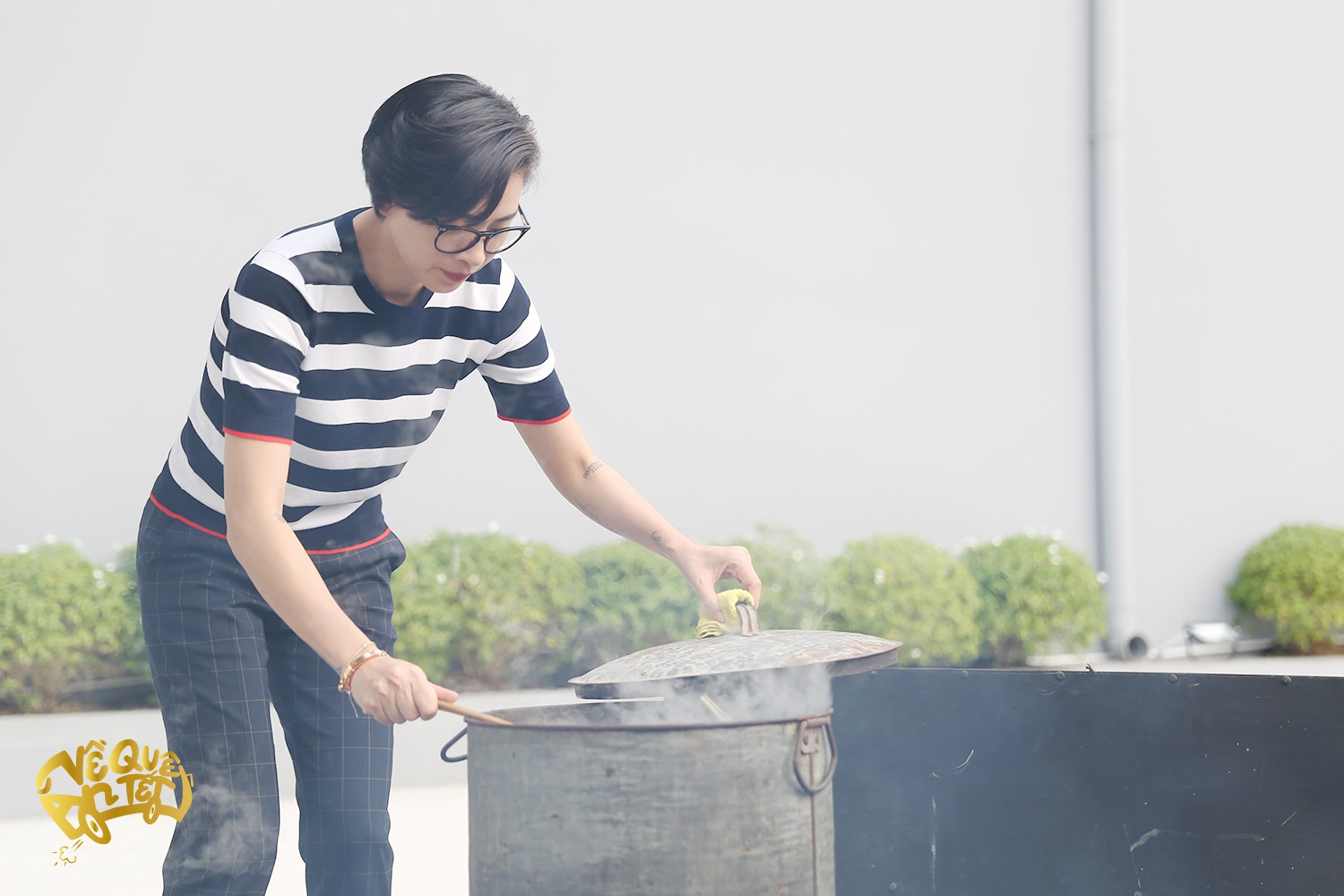 Ng&ocirc; Thanh V&acirc;n, Jun Phạm nấu b&aacute;nh chưng tặng người ngh&egrave;o - Ảnh 8.