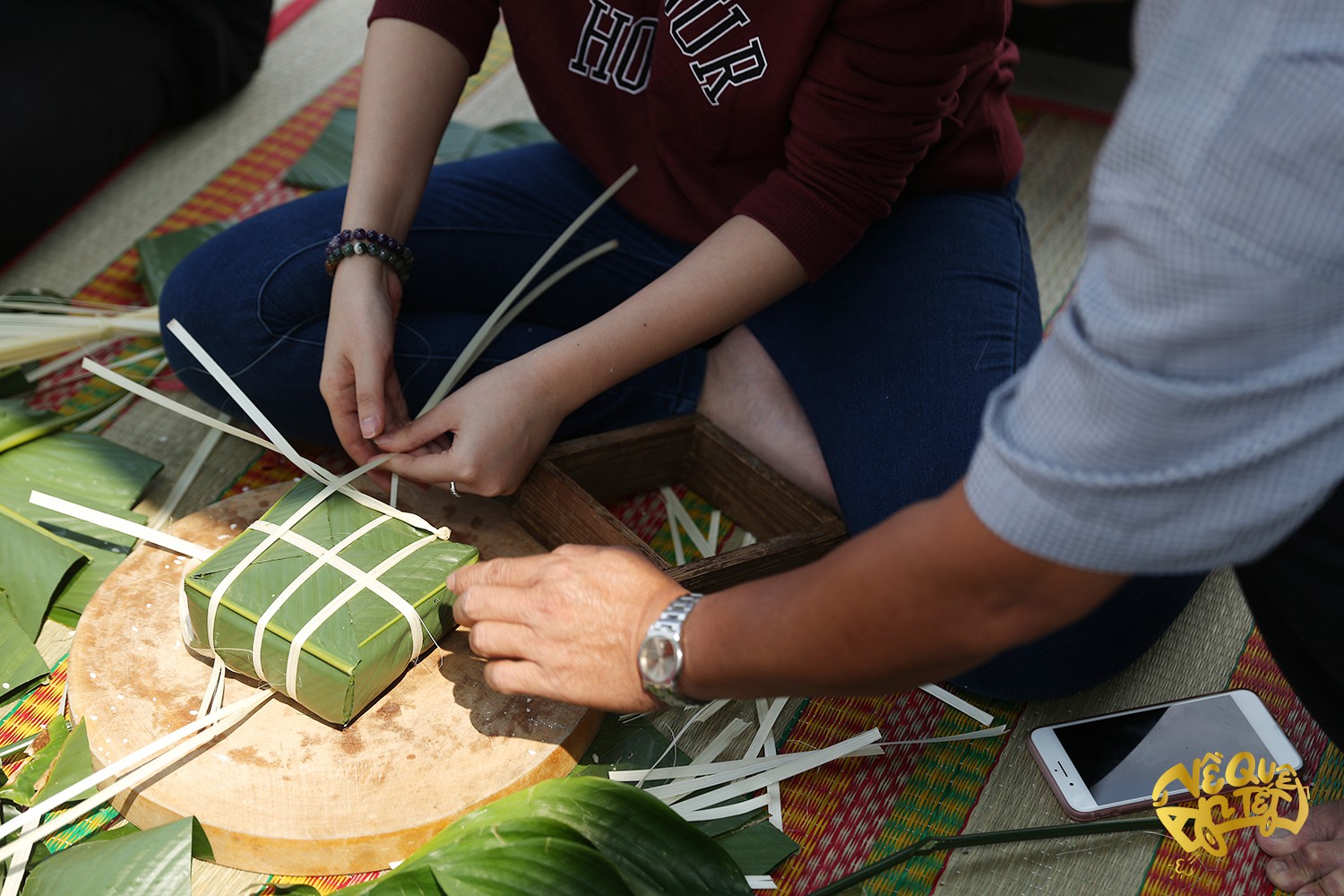 Ng&ocirc; Thanh V&acirc;n, Jun Phạm nấu b&aacute;nh chưng tặng người ngh&egrave;o - Ảnh 3.