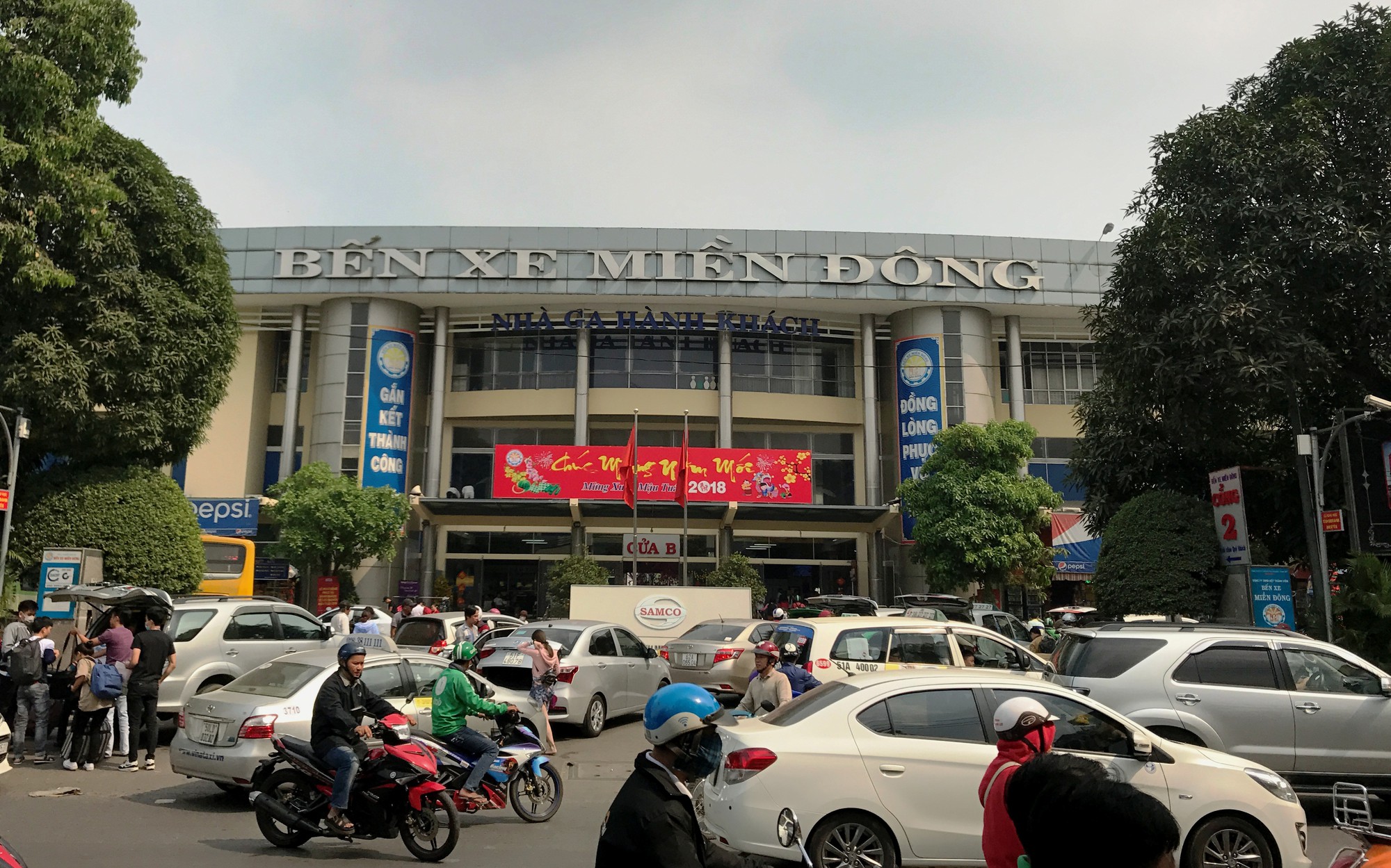 Bến xe Miền Đ&ocirc;ng bắt đầu nghẹt thở - Ảnh 1.