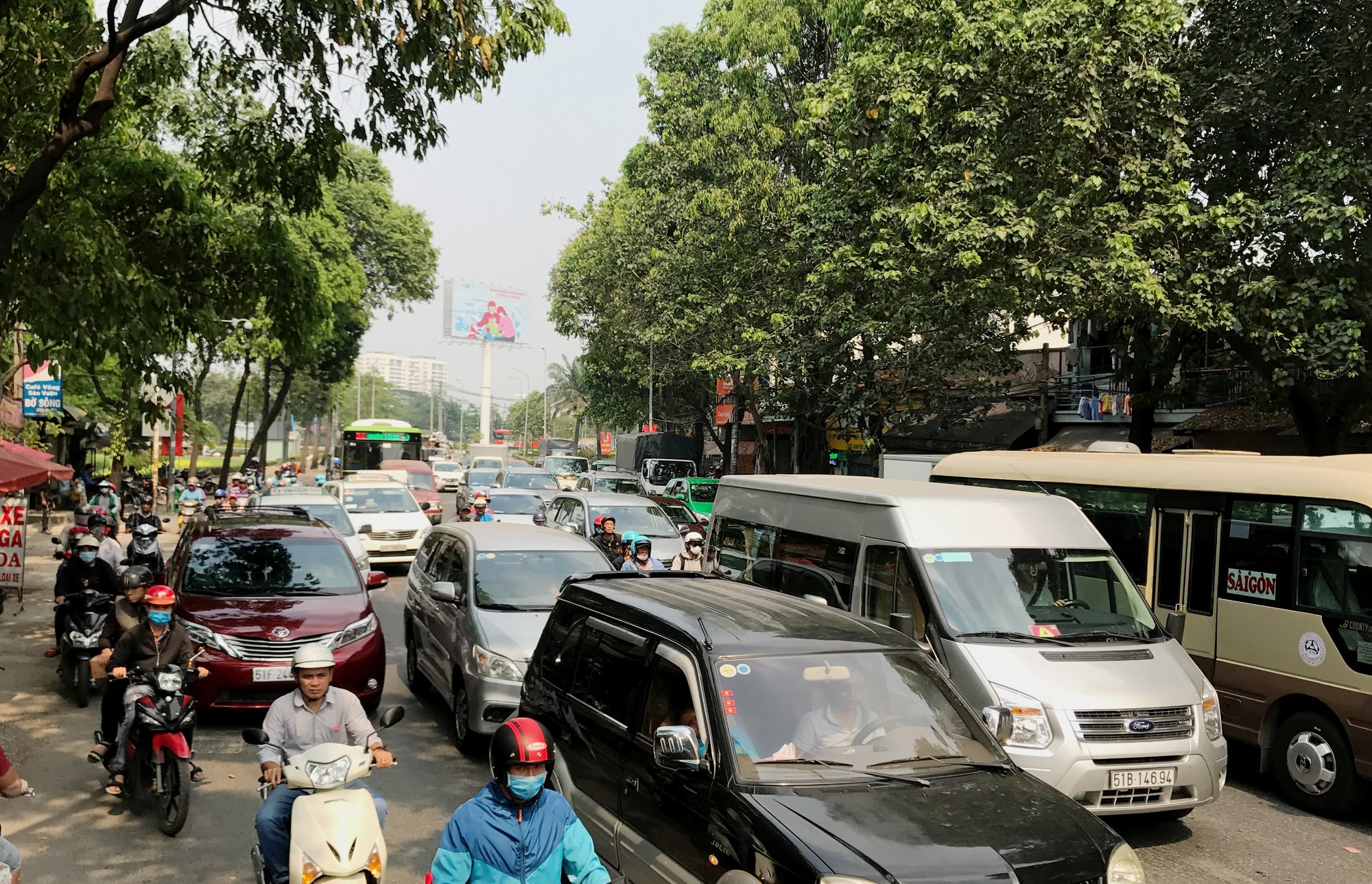 Bến xe Miền Đ&ocirc;ng bắt đầu nghẹt thở - Ảnh 8.