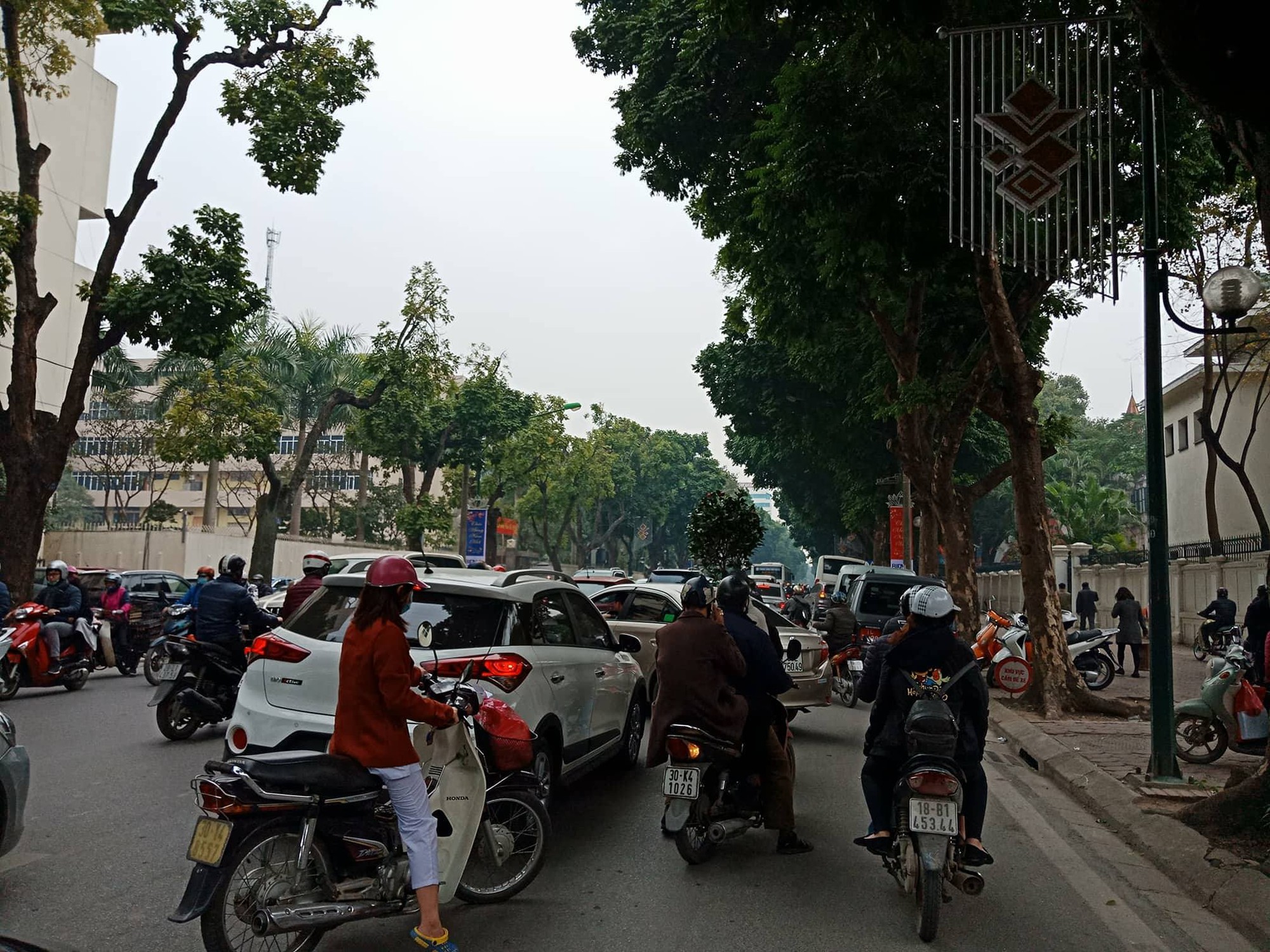 Ngỡ ng&agrave;ng cảnh bến xe H&agrave; Nội cận Tết vắng như ch&ugrave;a B&agrave; Đanh - Ảnh 3.