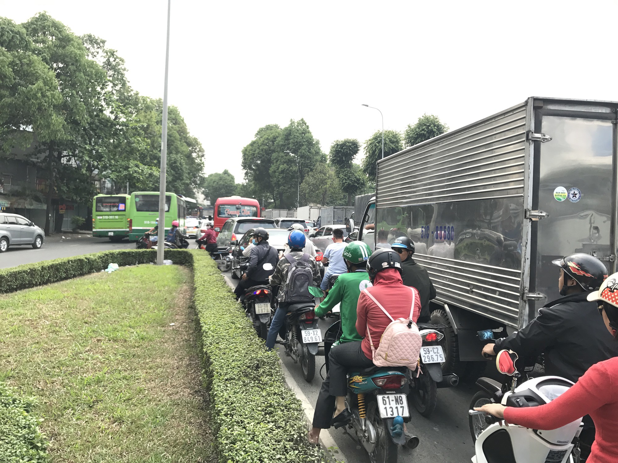Bến xe Miền Đ&ocirc;ng bắt đầu nghẹt thở - Ảnh 10.