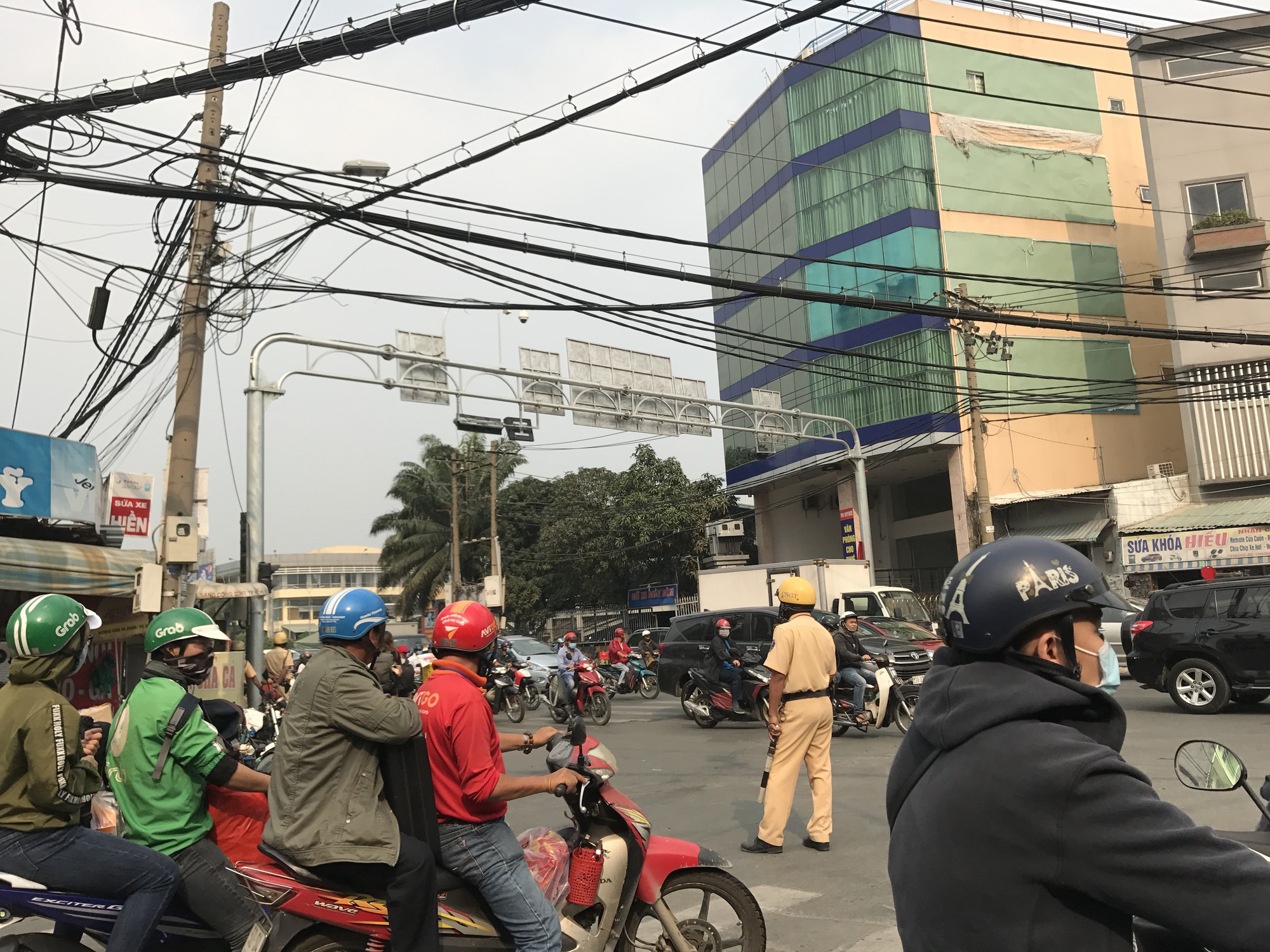 Bến xe Miền Đ&ocirc;ng bắt đầu nghẹt thở - Ảnh 12.