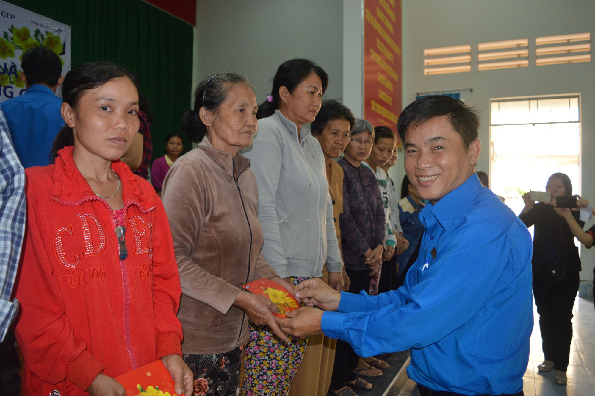 CEP tặng thành viên nghèo quà Tết