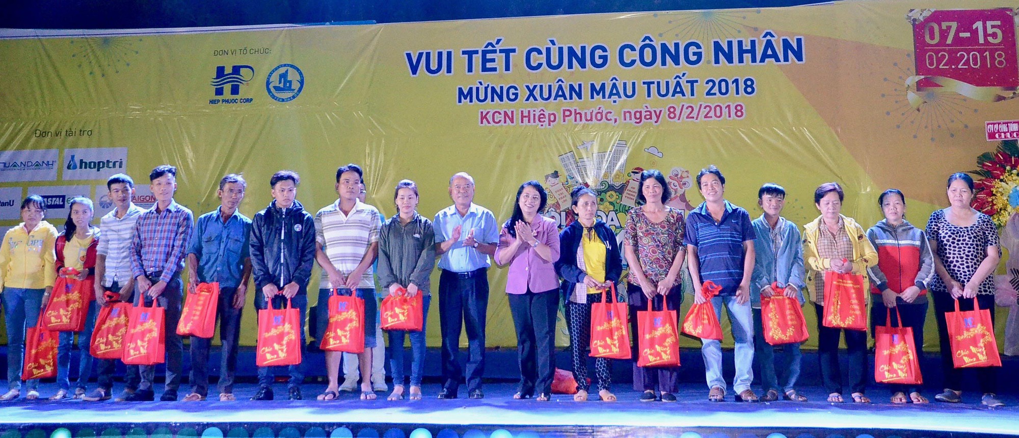 Chăm lo Tết cho công nhân, giáo viên khó khăn - Ảnh 1.