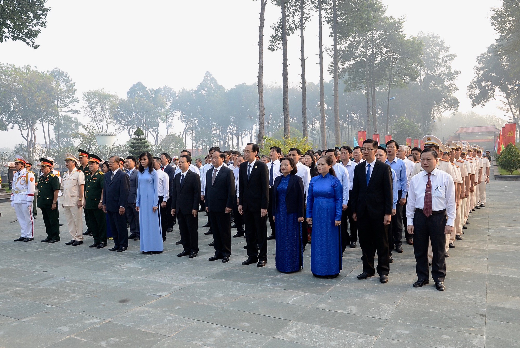 L&atilde;nh đạo TP HCM viếng nghĩa trang liệt sĩ ng&agrave;y gi&aacute;p Tết - Ảnh 4.
