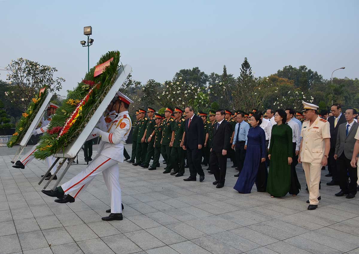 Lãnh đạo TP HCM viếng nghĩa trang liệt sĩ ngày giáp Tết