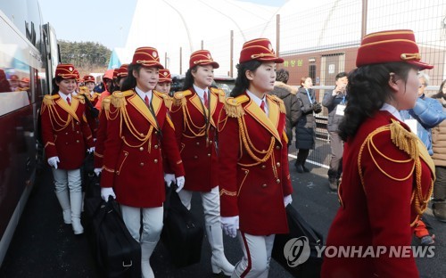 Em gái ông Kim Jong-un đến, Hàn Quốc truyền hình trực tiếp - Ảnh 6.