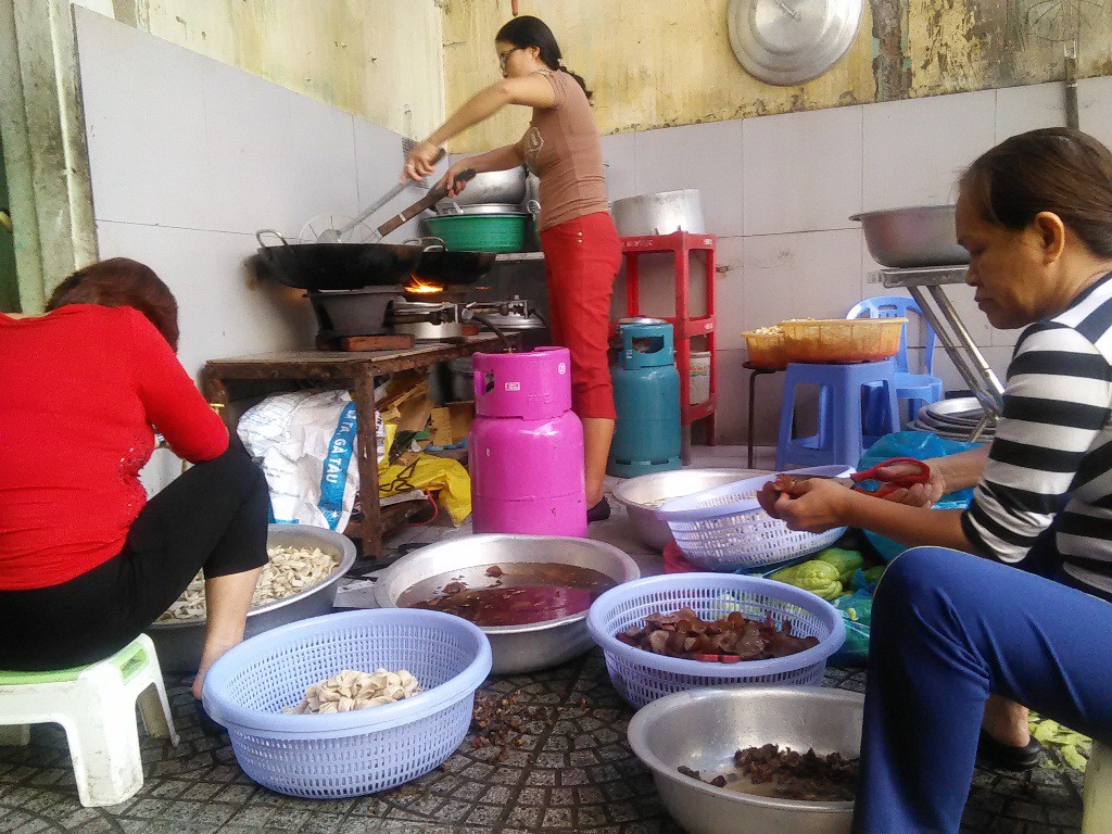 Tiệm rửa xe, nơi hội tụ những tấm lòng cao cả - Ảnh 3.