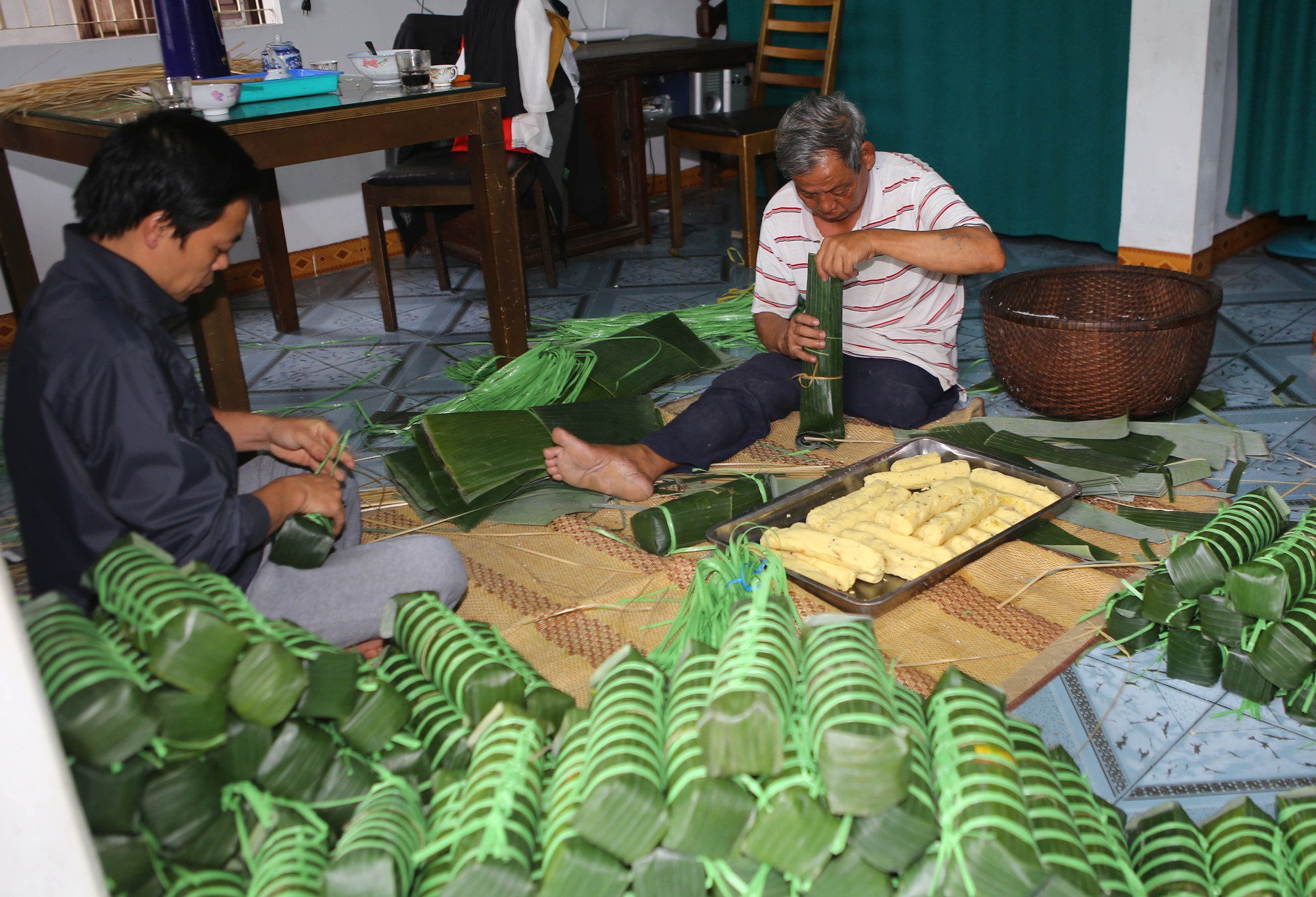 Nức danh ngôi làng 500 năm làm bánh chưng, bánh tét ở Huế