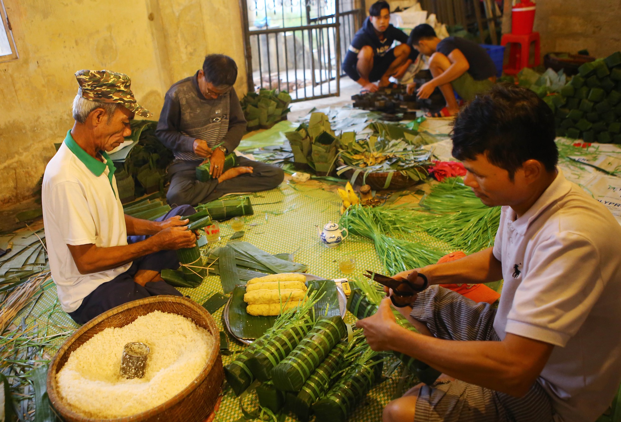 Nức danh ng&ocirc;i l&agrave;ng 500 năm l&agrave;m b&aacute;nh chưng, b&aacute;nh t&eacute;t ở Huế - Ảnh 2.