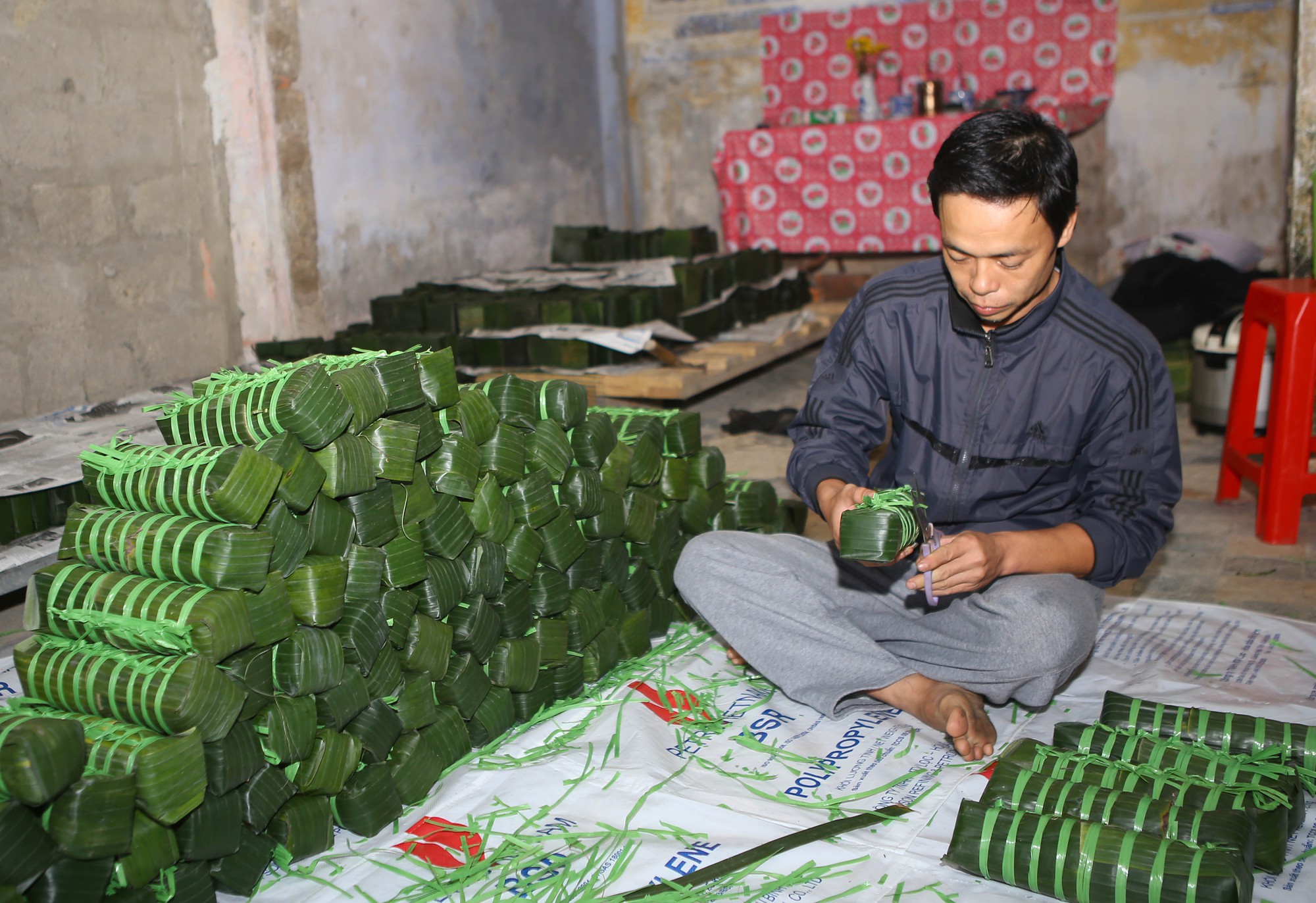 Nức danh ng&ocirc;i l&agrave;ng 500 năm l&agrave;m b&aacute;nh chưng, b&aacute;nh t&eacute;t ở Huế - Ảnh 1.